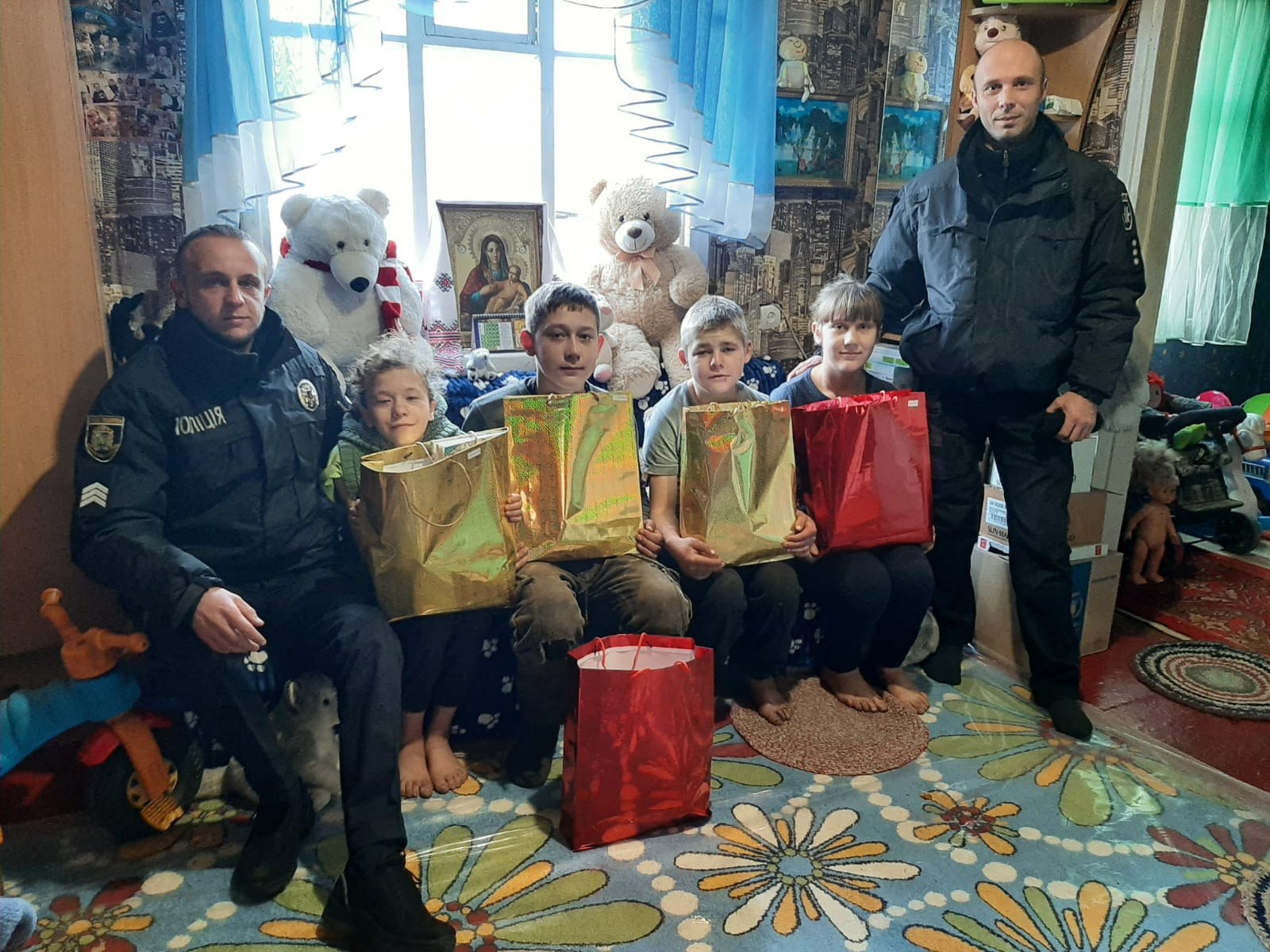 Привітали дітлахів з окупованих територій харківські поліцейські